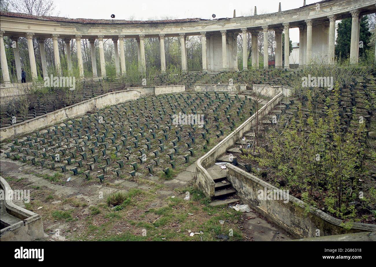 Bukarest, Rumänien, 2000. Die Ruinen des Amphitheaters von 1953 im Bazilescu Park. Stockfoto