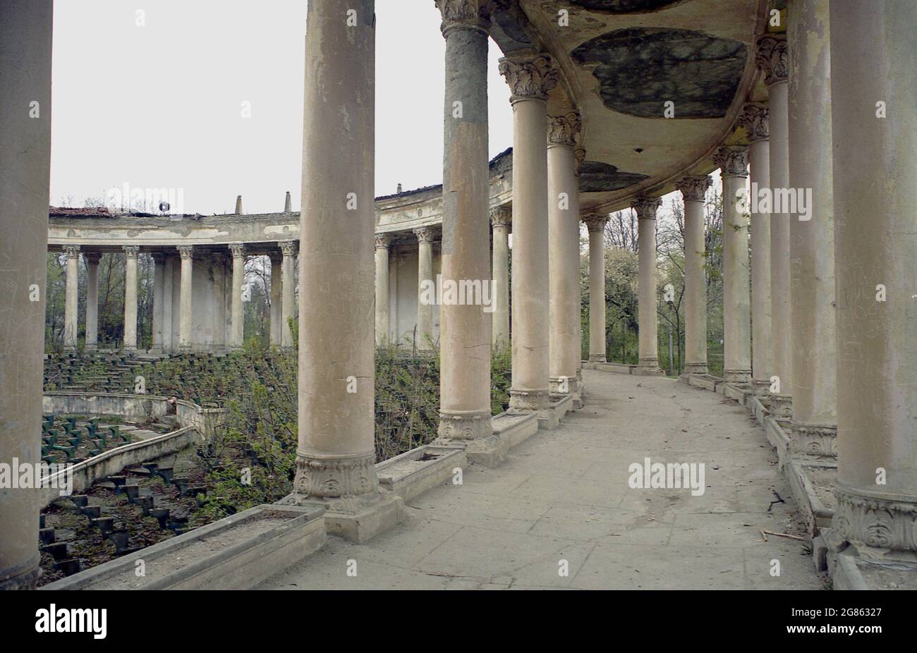 Bukarest, Rumänien, 2000. Die Ruinen des Amphitheaters von 1953 im Bazilescu Park. Stockfoto