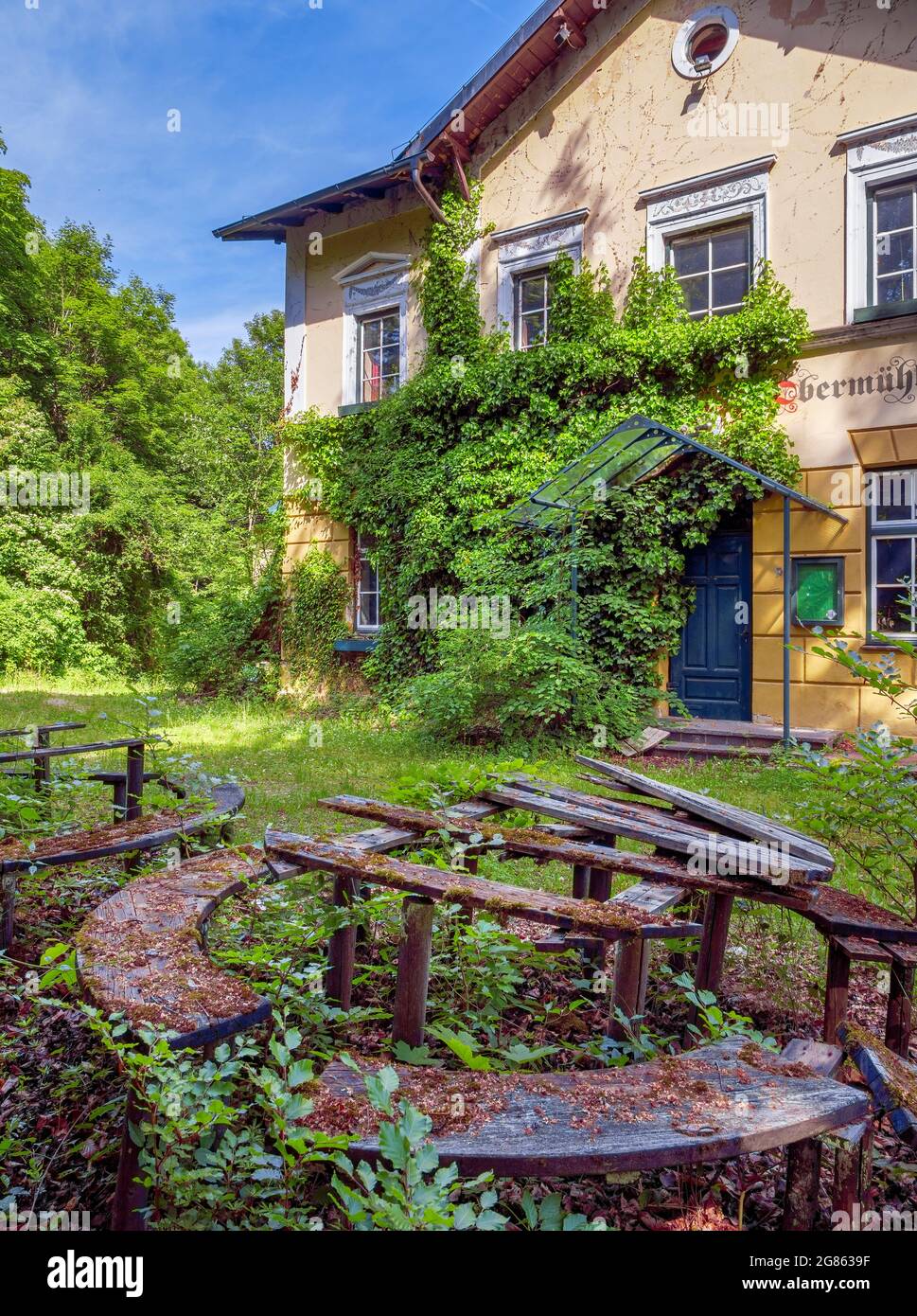 Lost Place, bewachsener Biergarten mit moosigen Sitzbereichen, Gasthof Obermühltal, Bayern, Deutschland, Europa Stockfoto