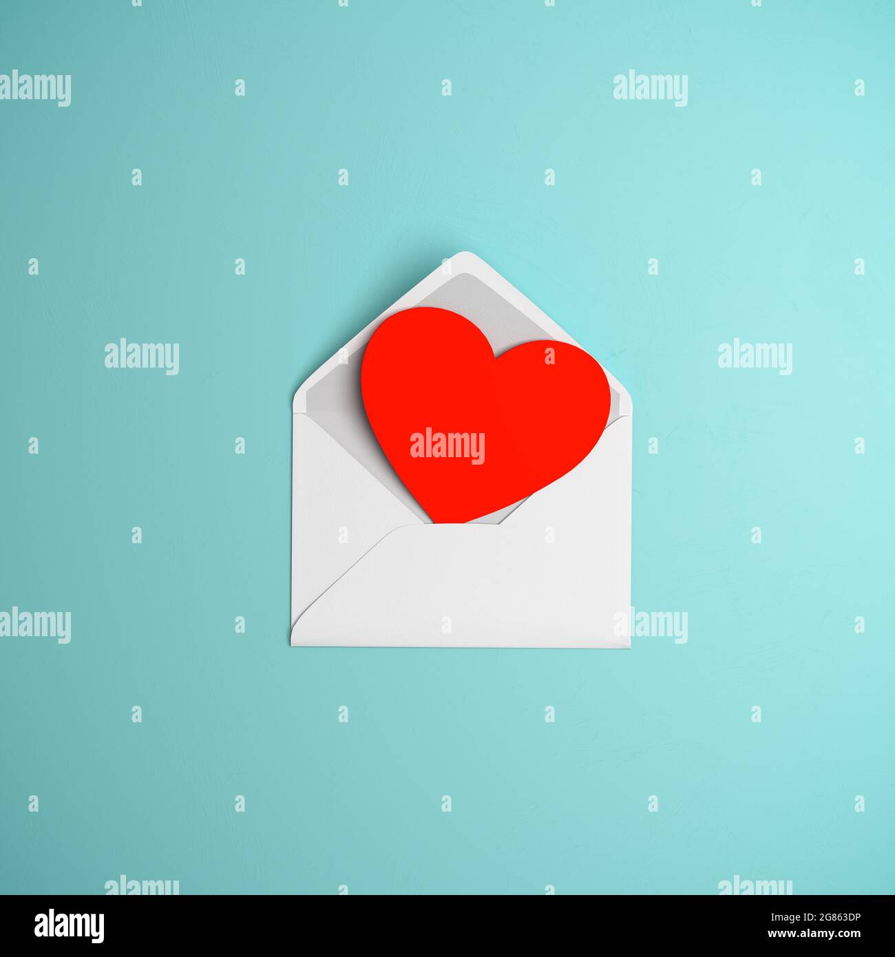 Liebesbrief: Offener Umschlag und eine rote Herzform, die auf türkisfarbenem Hintergrund hervorsteht Stockfoto