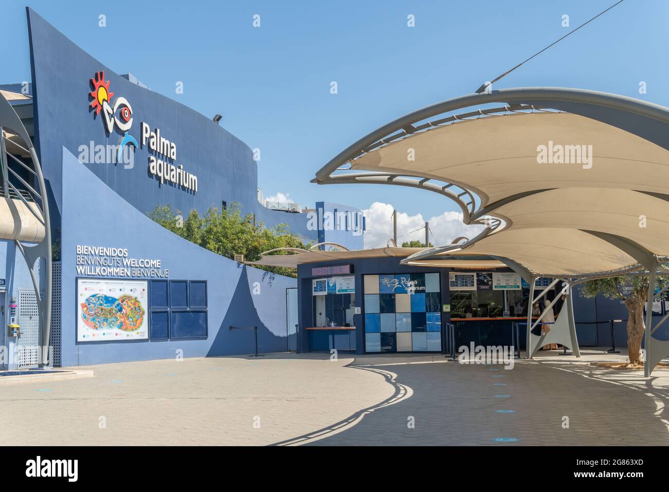 Platja de Palma, Spanien; 16 2021. juli: Touristisches Unterhaltungsunternehmen Palma Aquarium befindet sich an einem sonnigen Tag auf der Insel Mallorca Stockfoto