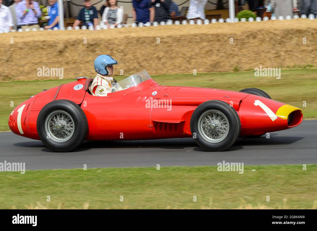 1957 Maserati 250F Lightweight fährt beim Goodwood Festival of Speed 2013 den Berg hinauf. Das Auto wurde von Juan Manuel Fangio gefahren, um die Formel-1-Titel zu gewinnen Stockfoto
