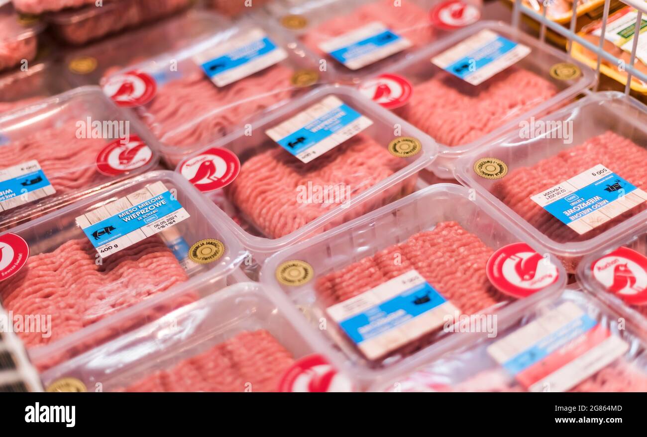 POZNAN, POL - APR 28, 2021: Fleischprodukte in Aufmachung zum Verkauf in einem handelsüblichen Kühlschrank Stockfoto