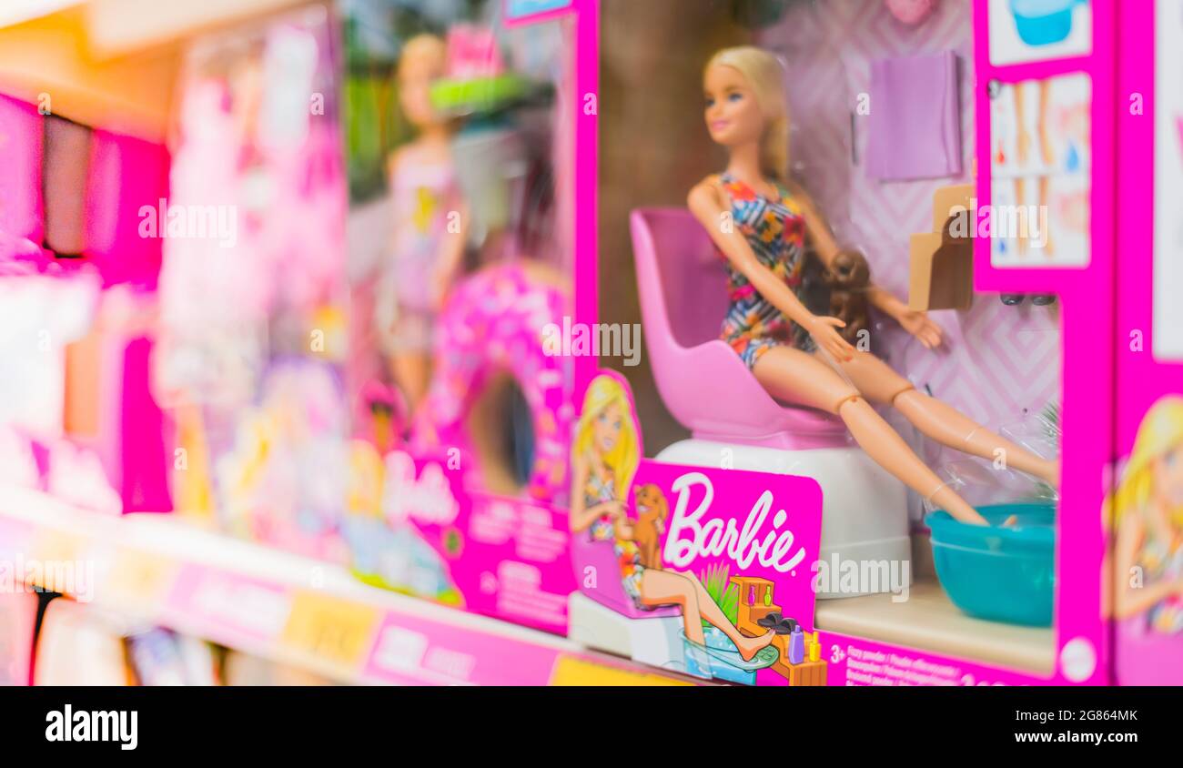POZNAN, POL - APR 28, 2021: Barbie-Puppen zum Verkauf in einem Ladenregal Stockfoto