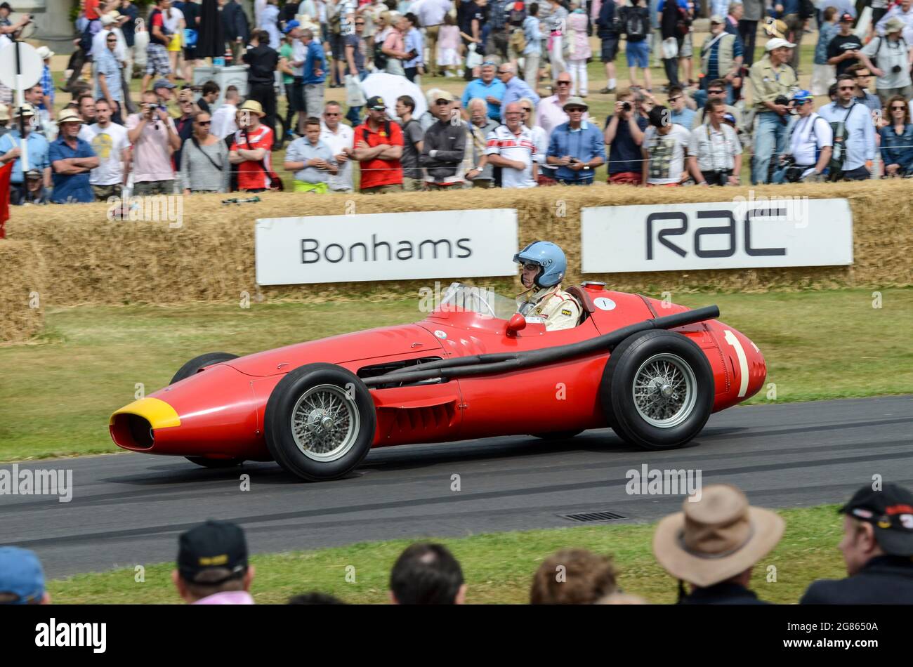 1957 Maserati 250F Lightweight fährt beim Goodwood Festival of Speed 2013 den Berg hinauf. Das Auto wurde von Juan Manuel Fangio gefahren, um die Formel-1-Titel zu gewinnen Stockfoto