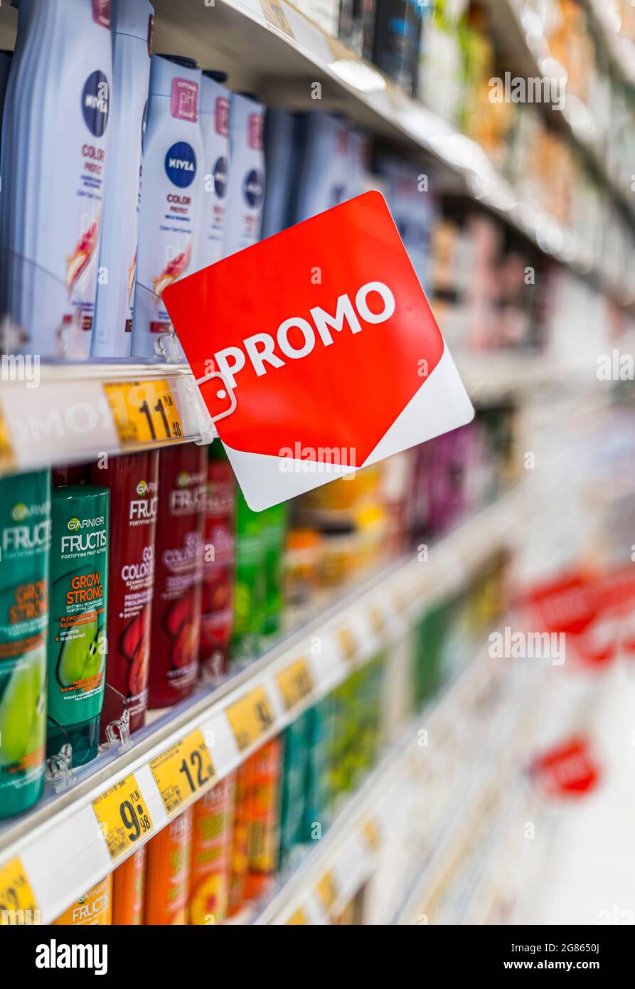 POZNAN, POL - APR 28, 2021: Kosmetik- und Hautpflegeprodukte, die in einem Supermarkt zum Verkauf angeboten werden Stockfoto