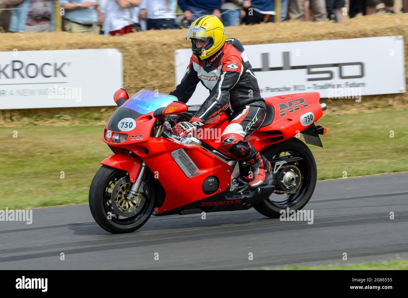 Honda NR750 fährt beim Goodwood Festival of Speed 2013 bergauf. Honda New Racing Motorrad Stockfoto