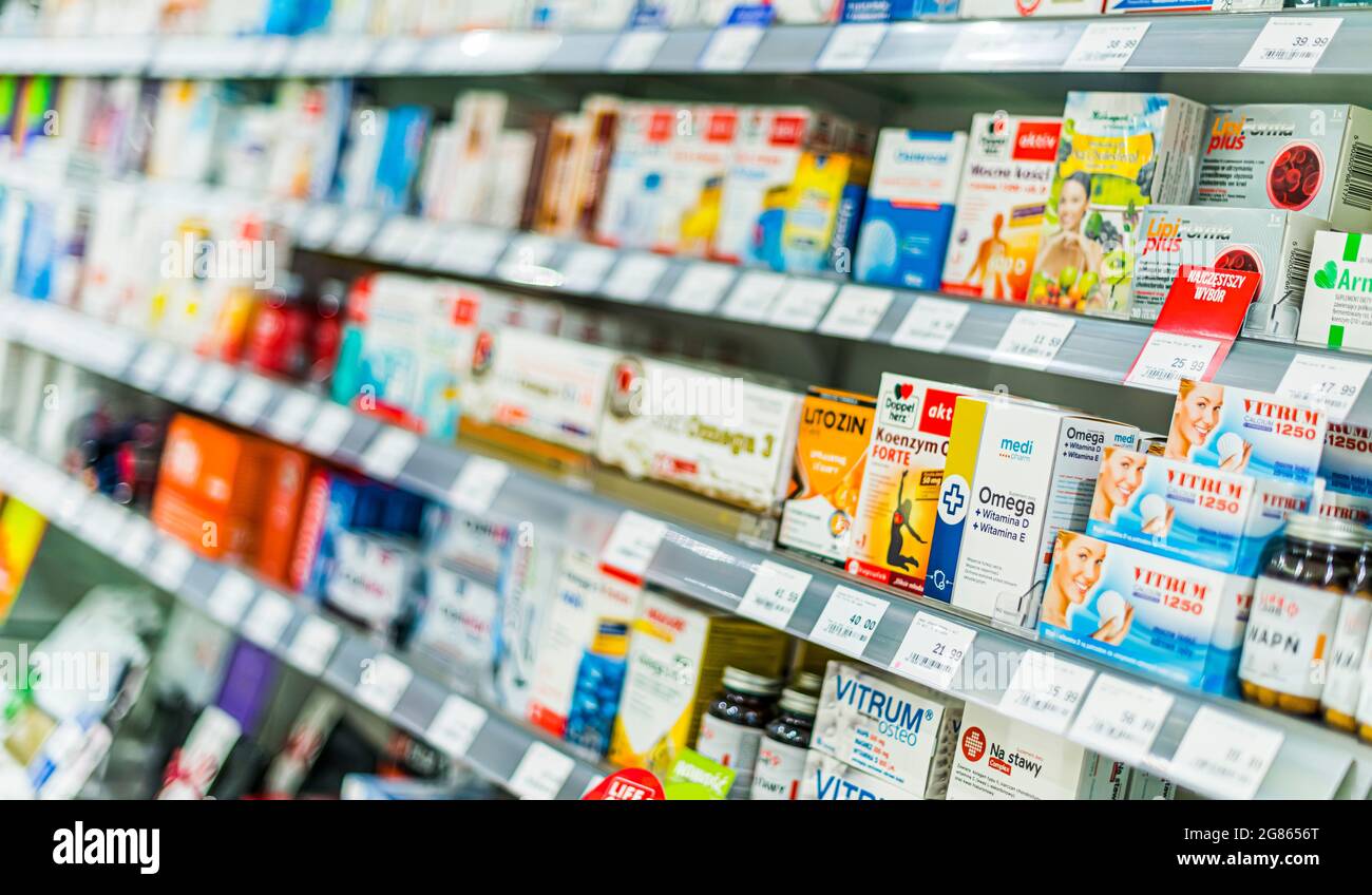 POSEN, POL - APR 28, 2021: Pharmazeutische Produkte zum Verkauf in einer Apotheke Stockfoto