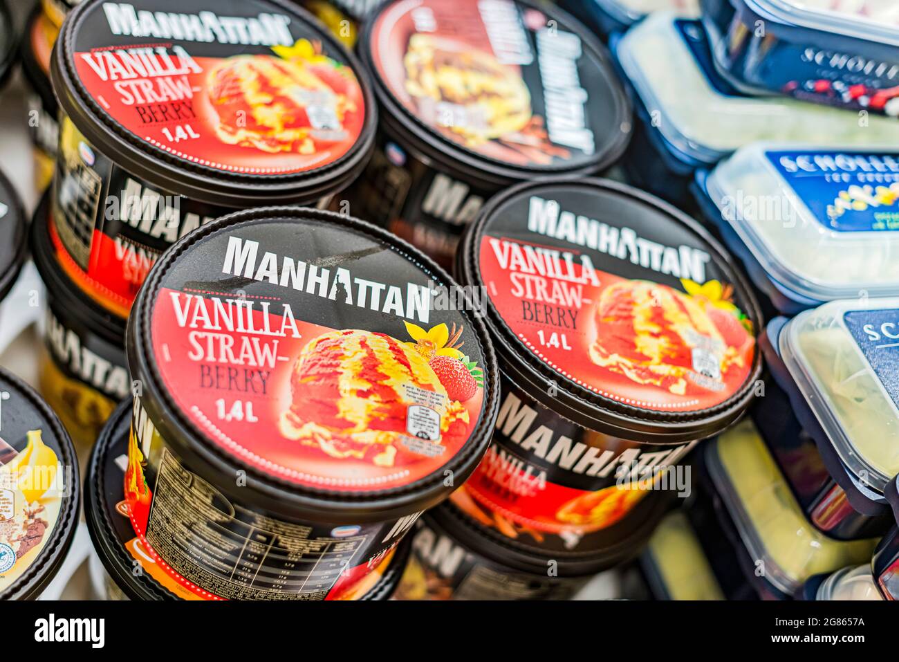 POZNAN, POL - APR 28, 2021: Eiscreme in Manhattan in Aufmachung zum Verkauf in einem handelsüblichen Kühlschrank Stockfoto