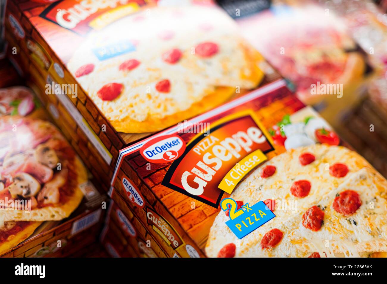 POZNAN, POL - APR 13, 2021: Pizza Guseppe Dr Oetker in einem Supermarkt kommerziellen Kühlschrank Stockfoto