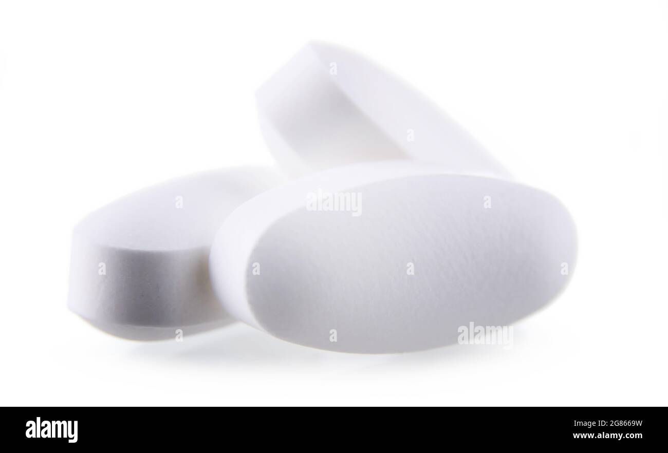 Zusammensetzung mit pharmazeutischen Arzneimitteltabletten auf weißem Hintergrund. Stockfoto