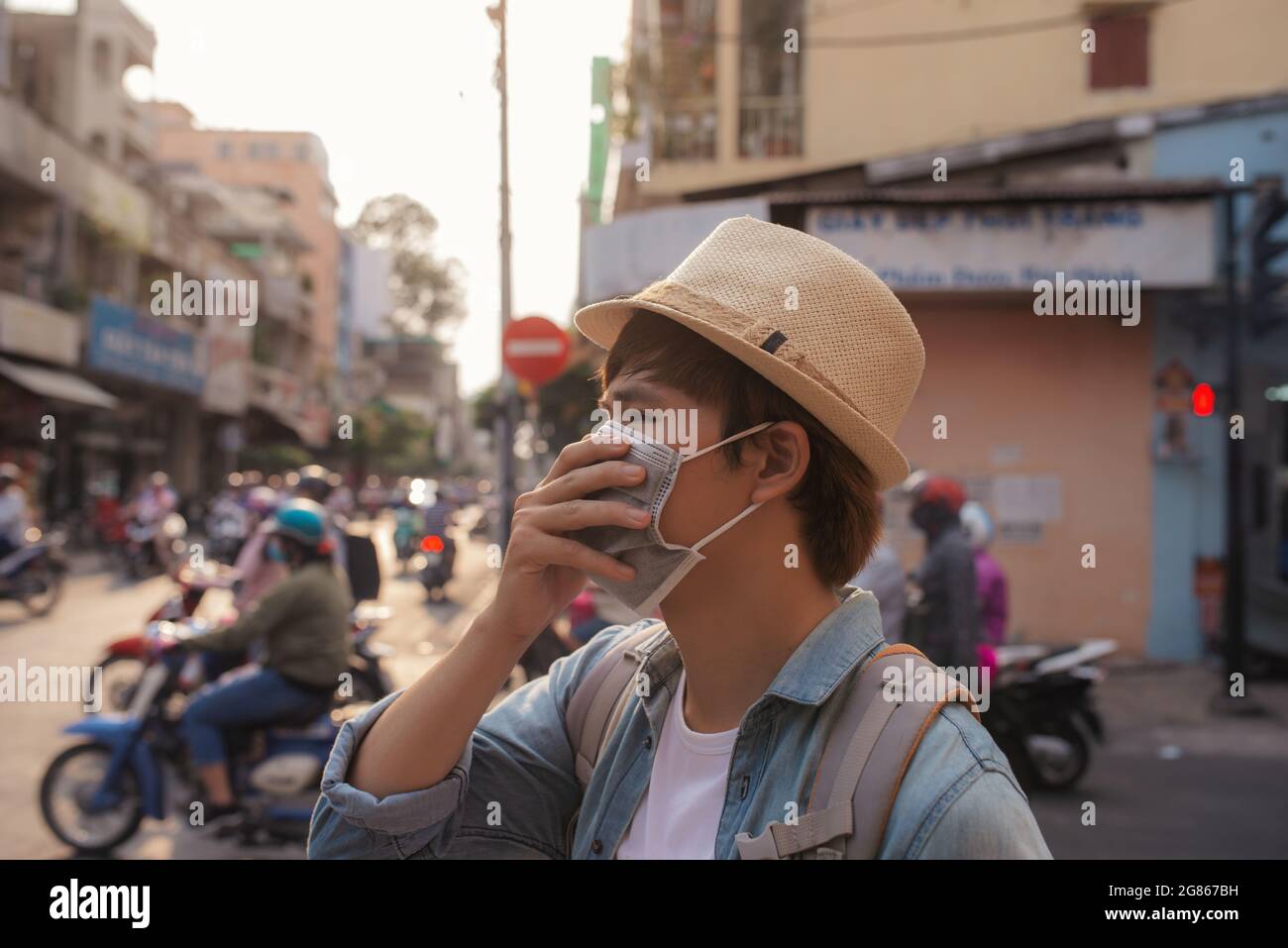 Der Reisende trägt eine Einweg-Gesichtsmaske zum Schutz vor Infektionen. Stockfoto