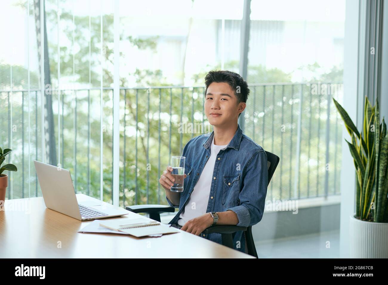 Unternehmer/in und tut seine Arbeit im Cafe Stockfoto