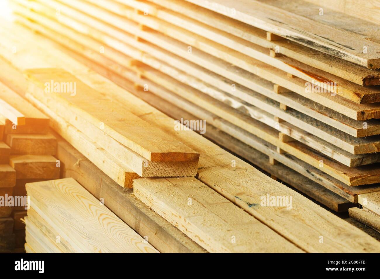 Bretter und Bauholz liegen in der Schreinerei. Holzbearbeitung. Hintergrund für den Produktlieferanten. Harthölzer. Stockfoto