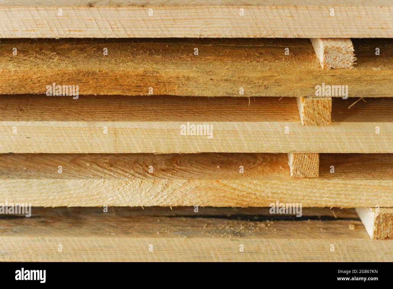 Bretter und Bauholz liegen in der Schreinerei. Holzbearbeitung. Hintergrund für den Produktlieferanten. Harthölzer. Stockfoto