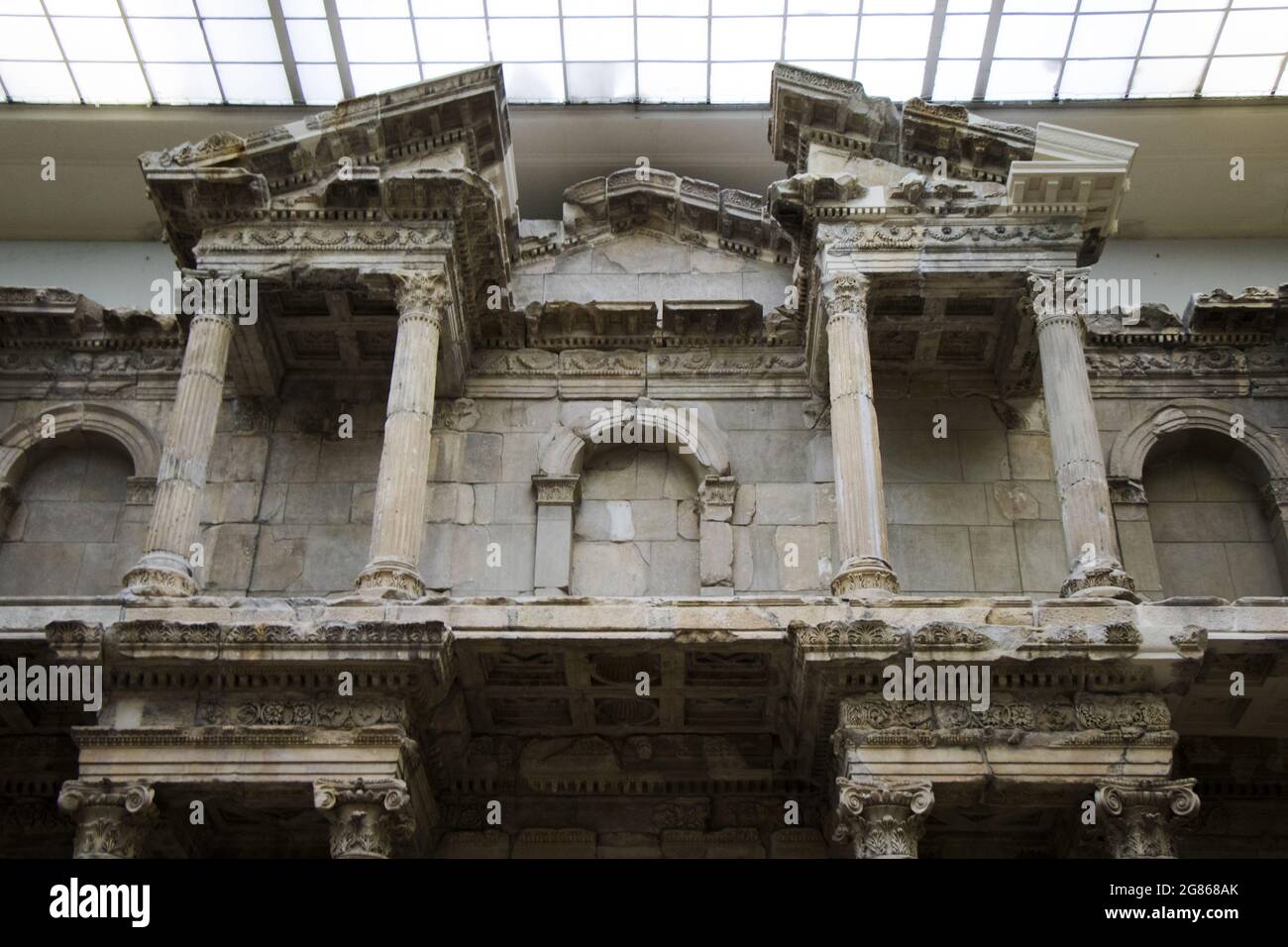 Niedriger Winkel des Markttors von Milet im Pergamonmuseum in Berlin, Deutschland Stockfoto