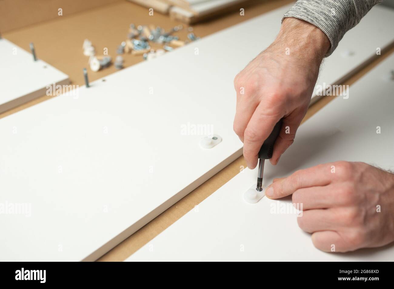 Meister Mann installieren Montage Möbel tun Sie es selbst. Hausreparaturen Stockfoto