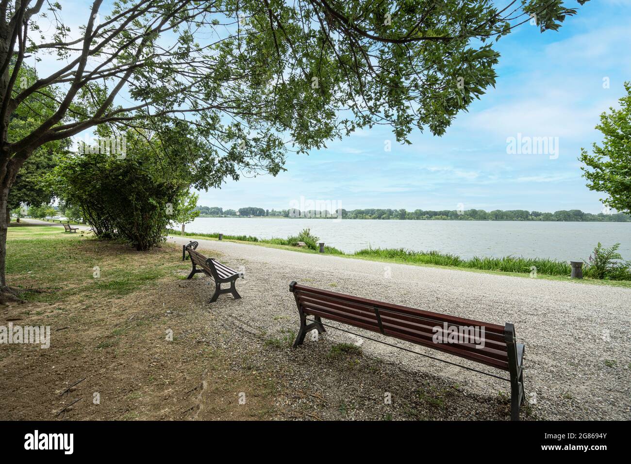 Mantua, Italien. 13. Juli 2021. Der Blick vom Marani Park in der Innenstadt auf den unteren See am Mincio Stockfoto