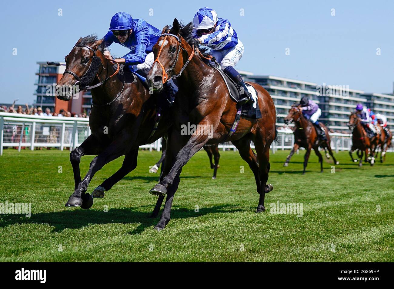 Louis Steward Riding Home City Pass the post first in the bet365 EBF Novice Stakes only to lose the race in the Stewards room to Silvestre De Sousa riding Tropez Power at Newbury Racecourse. Stockfoto