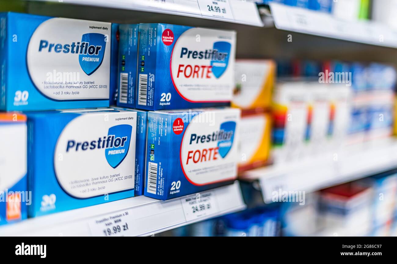 POZNAN, POL - 22. JUN 2021: Pharmazeutische Produkte zum Verkauf in einer Apotheke Stockfoto