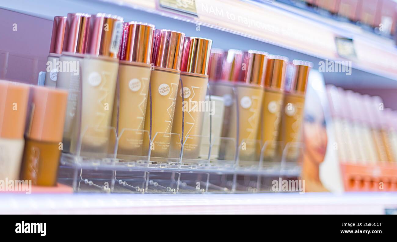 POZNAN, POL - 22. JUN 2021: Make-up-Kosmetik in einem Schönheitsshop zum Verkauf Stockfoto
