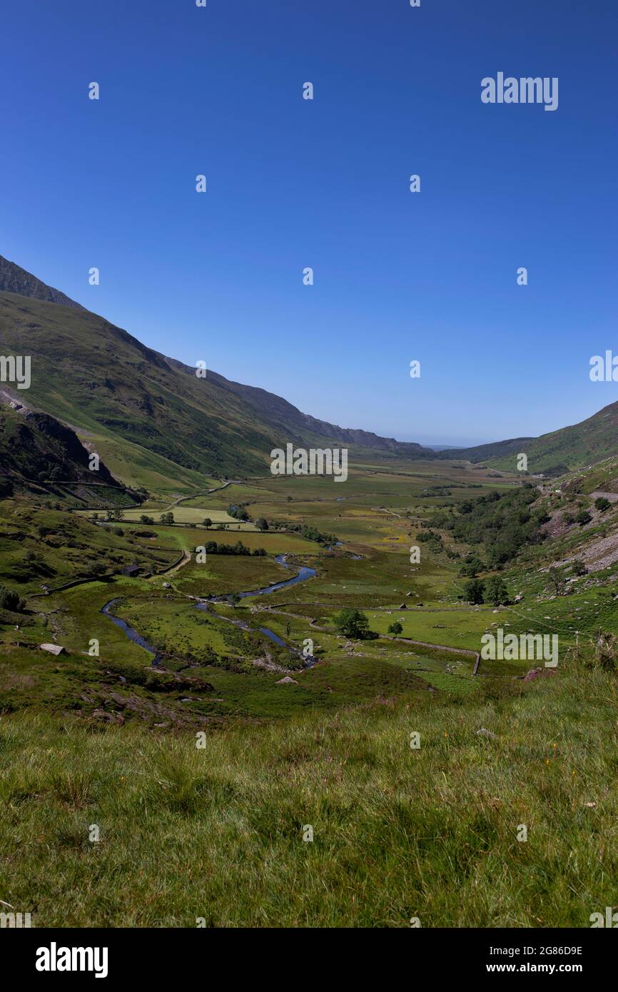 Nant Ffrancon Valley und fahren mit Afon Ogwen durch sie und die A5 Straße auf der rechten Seite. Teil des Snowdonia National Park in North Wal Stockfoto