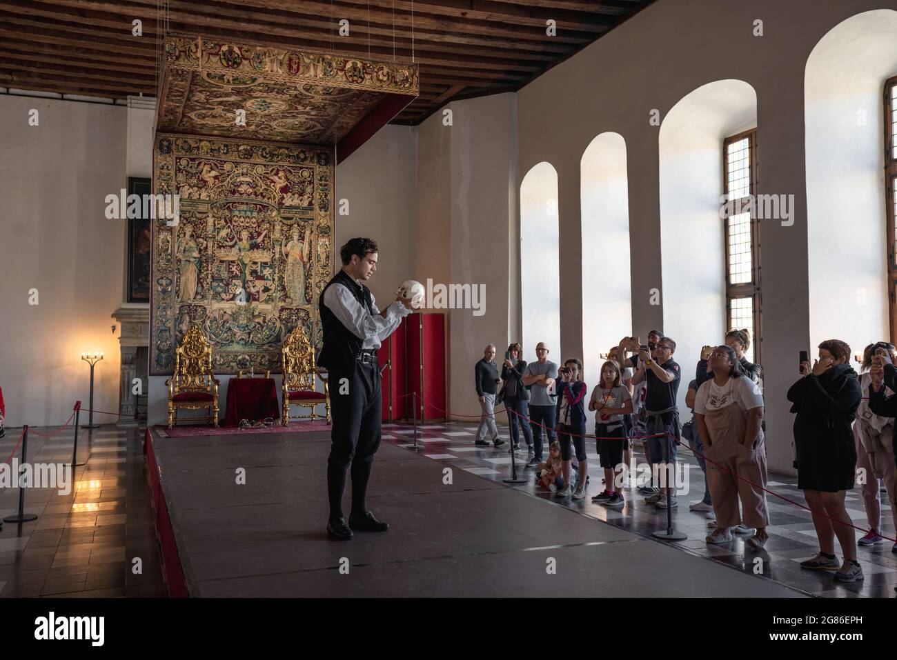 Hamlet Live-Performance auf Schloss Kronborg - Schauspieler spielt Hamlet in der berühmten Schädelszene - Helsingor, Dänemark Stockfoto