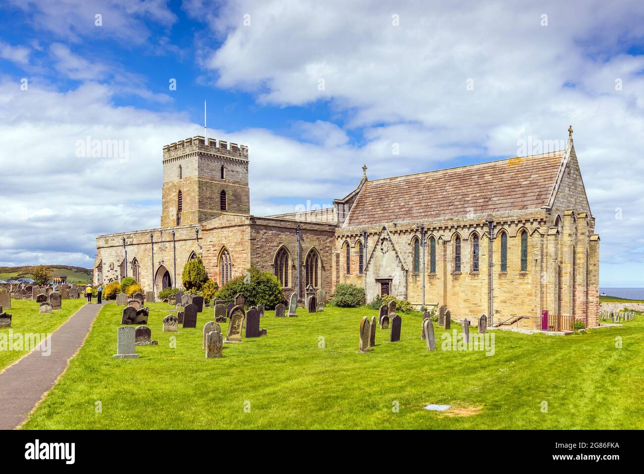 St. Aidan's Church im Dorf Bamburgh an der Küste von Northumberland. Stockfoto