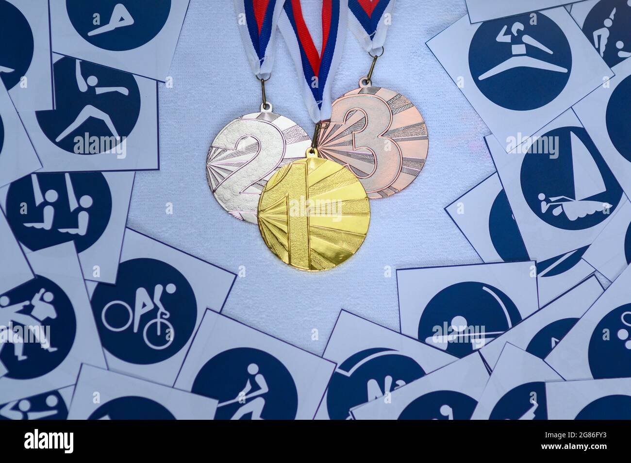 Medaillen-Set, Sport-Tapete, Piktogramm der Sommerveranstaltungen, Original-Tapete für Sommerspiel. Medaillenzeremonie, Gold-, Silber- und Bronzesammlung. Medaille Stockfoto