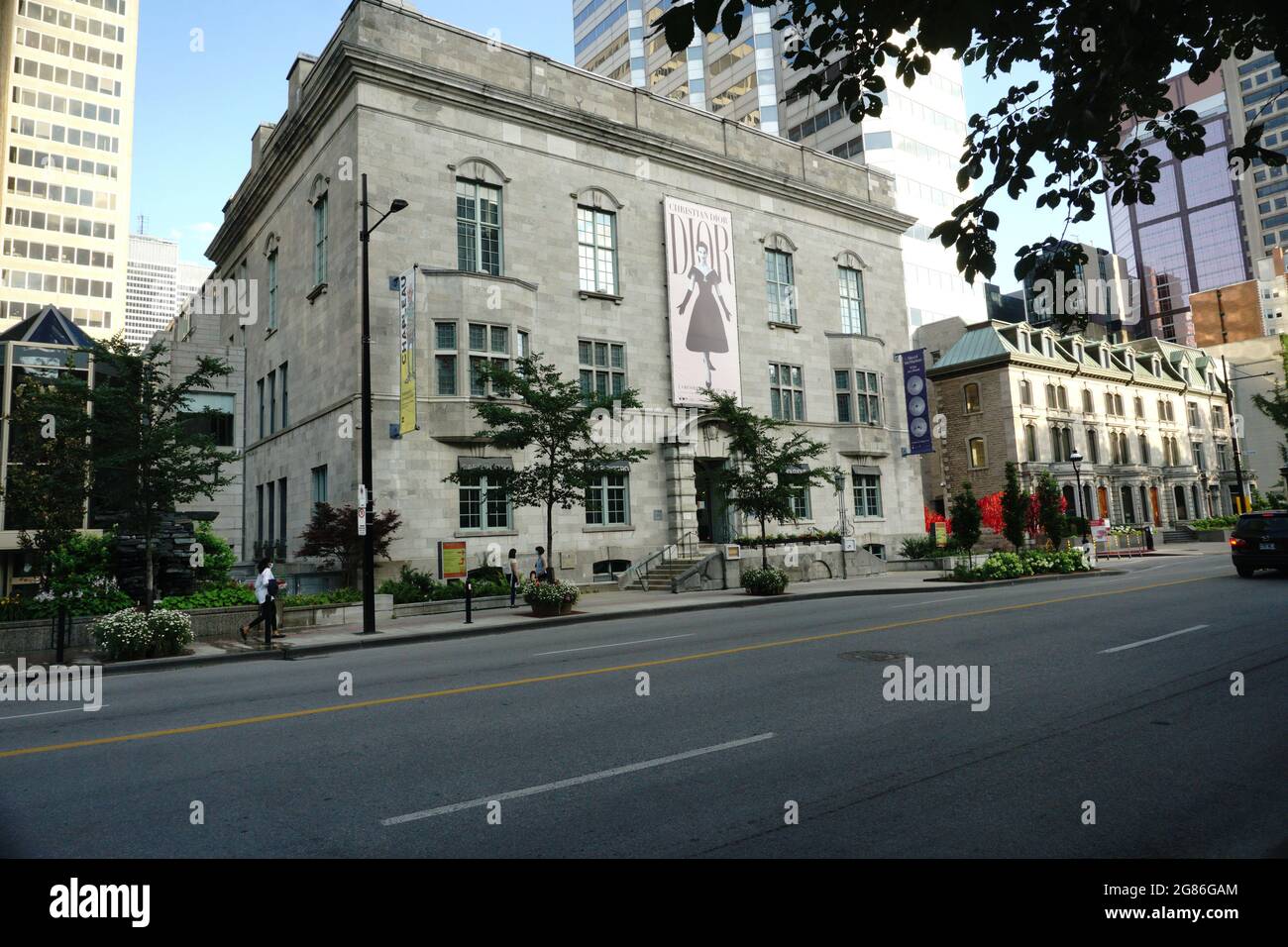 Montreal, QC, Kanada - 7-14-2021: McCord Museum, Sherbrooke Street West mit Menschen, die ihre Zeit nach der Lockerung des Coronavirus genießen Stockfoto