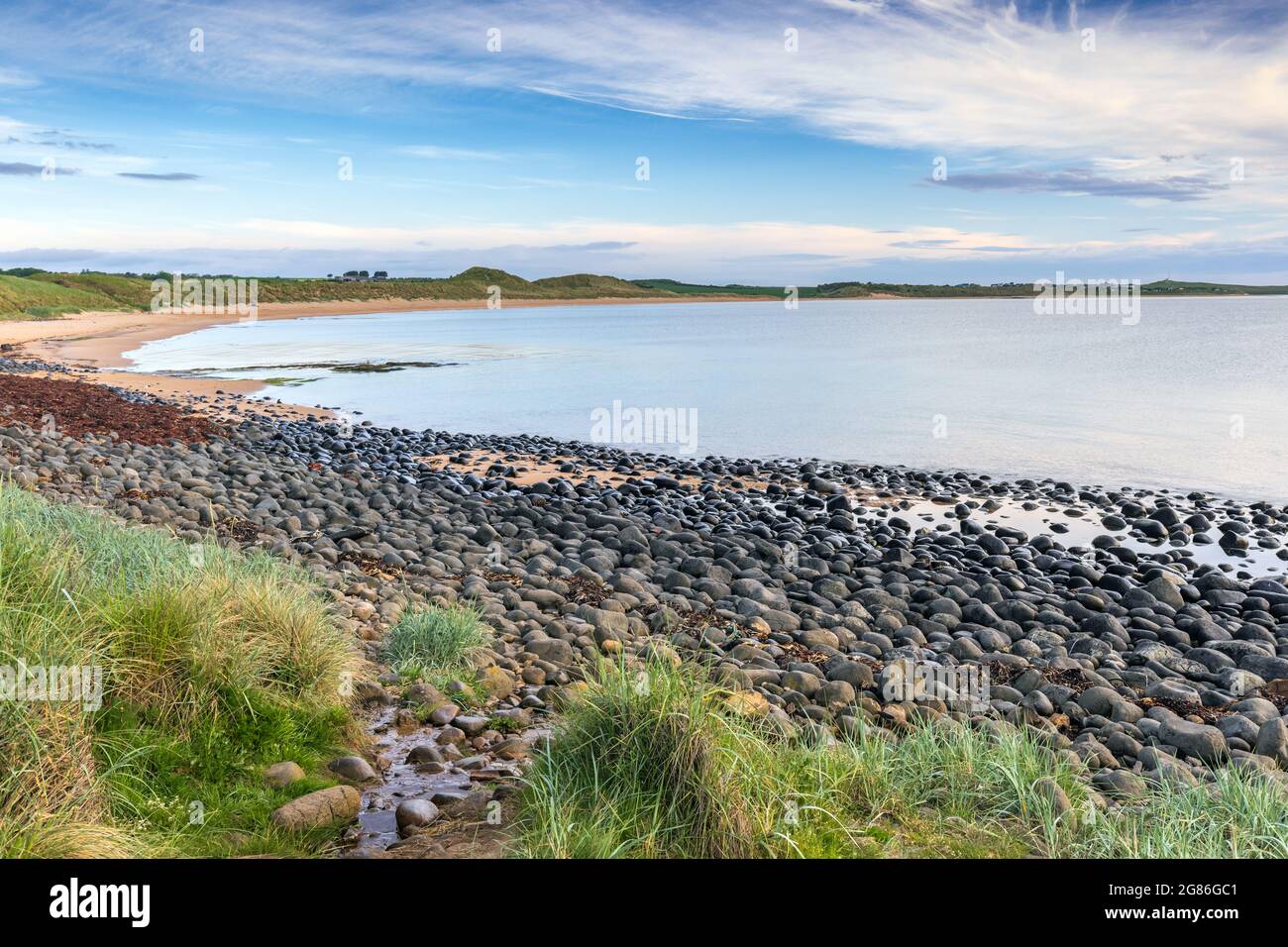 Embleton Bay und der felsige Strand an der Küste von Northumberland in England, Großbritannien Stockfoto