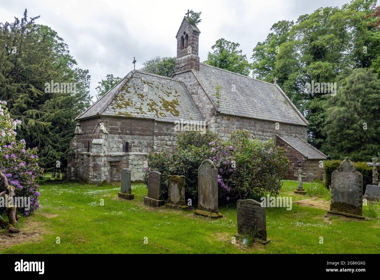 Die Holy Trinity Church in Old Bewick, Northumberland, ist eine abgeschiedene Kirche aus dem 12. Jahrhundert, die isoliert am Ende einer einspurigen Straße steht. Stockfoto