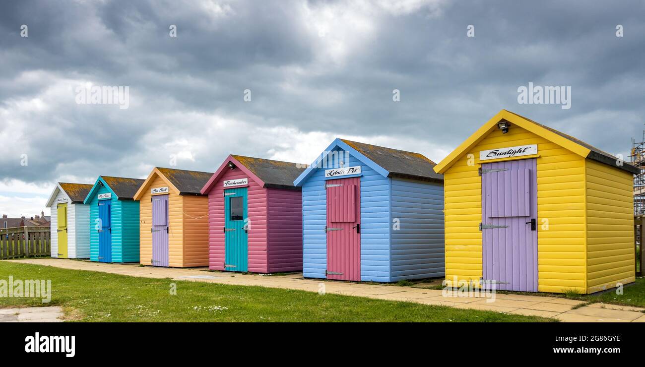 Die farbenfrohen Strandhütten in Amble an der Northumberland-Küste, England, Großbritannien. Stockfoto