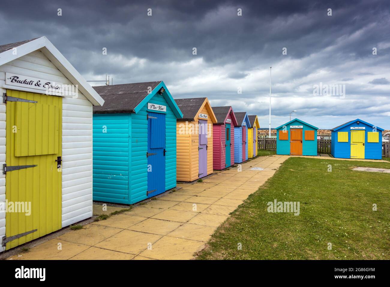 Die farbenfrohen Strandhütten in Amble an der Northumberland-Küste, England, Großbritannien. Stockfoto