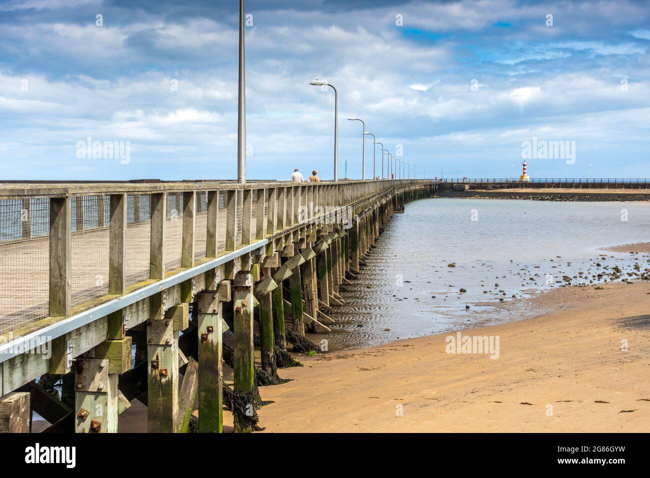 Leuchtturm am Eingang zum Hafen von Amble am Ende des Pier im Süden von Amble, Northumberland, England, Großbritannien Stockfoto