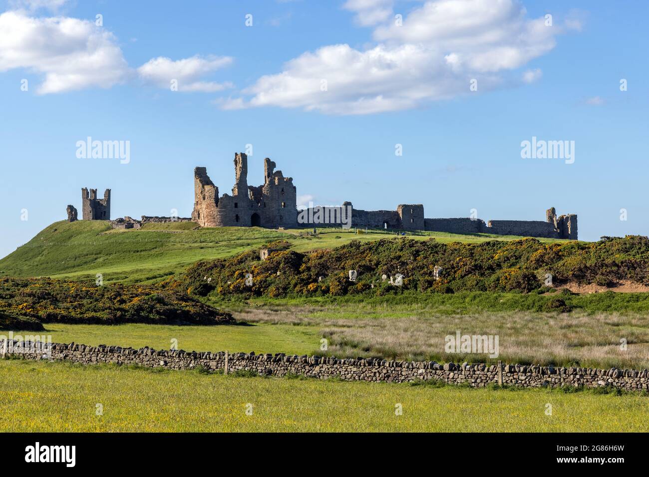 Die Ruinen von Dunstanburgh Castle an der Küste von Northumberland, England UK Stockfoto