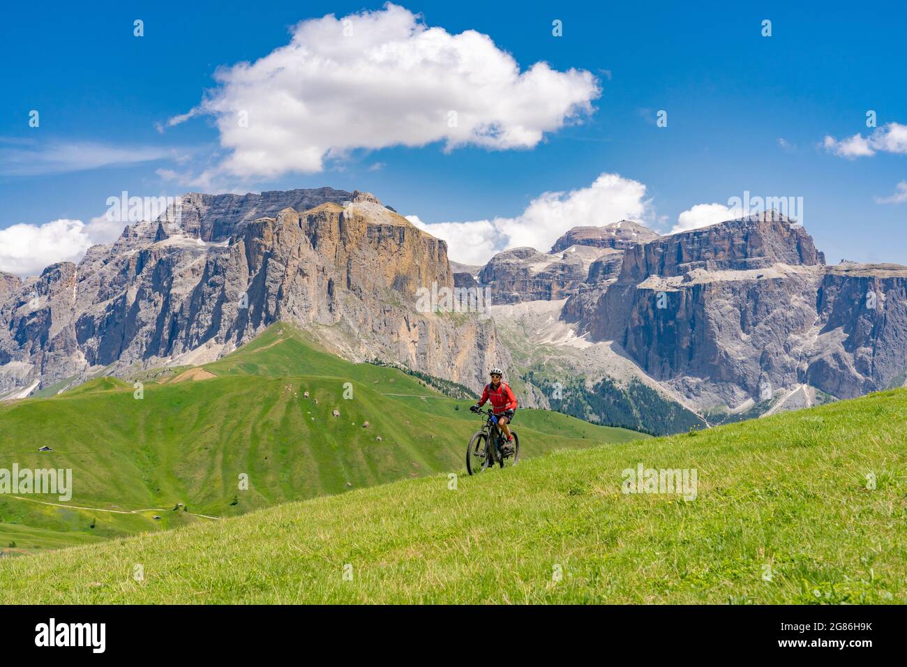 Aktive ältere Frau auf dem berühmten Sella Ronda Mountainbike Trail in der Sella Berggruppe, Wolkenstein Dolomiten, Gröden, Italien Stockfoto