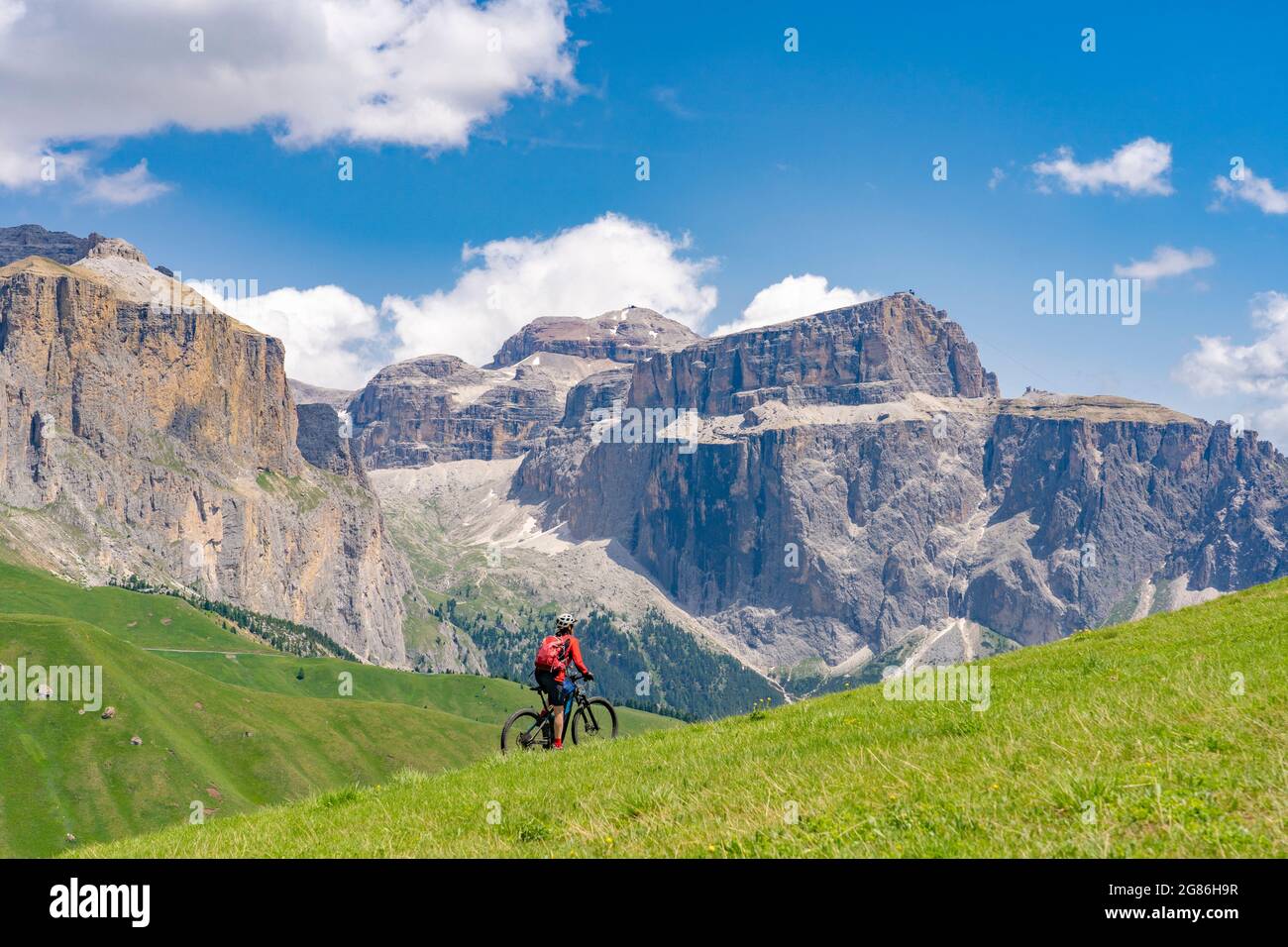 Aktive ältere Frau auf dem berühmten Sella Ronda Mountainbike Trail in der Sella Berggruppe, Wolkenstein Dolomiten, Gröden, Italien Stockfoto