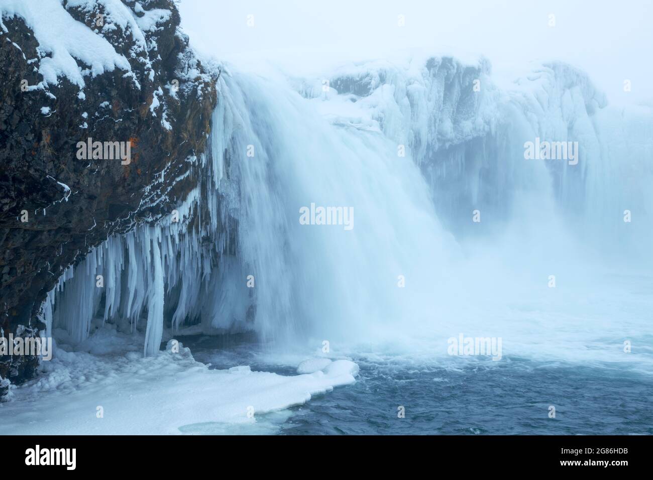 Goðafoss Wasserfall-Komplex während der Winterbedingungen zeigt die 12 Meter Drop voller Eis Features auf dem Fluss Skjálfandafljót in Island Stockfoto