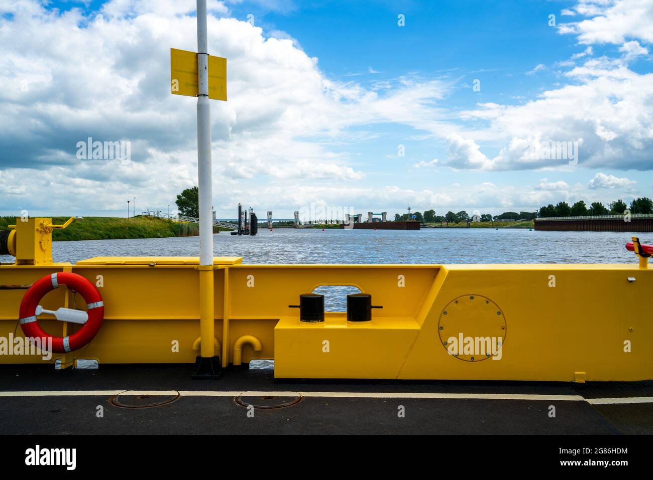 Schleuse in der Maas von der Fähre in der Nähe von Lith, Niederlande Stockfoto