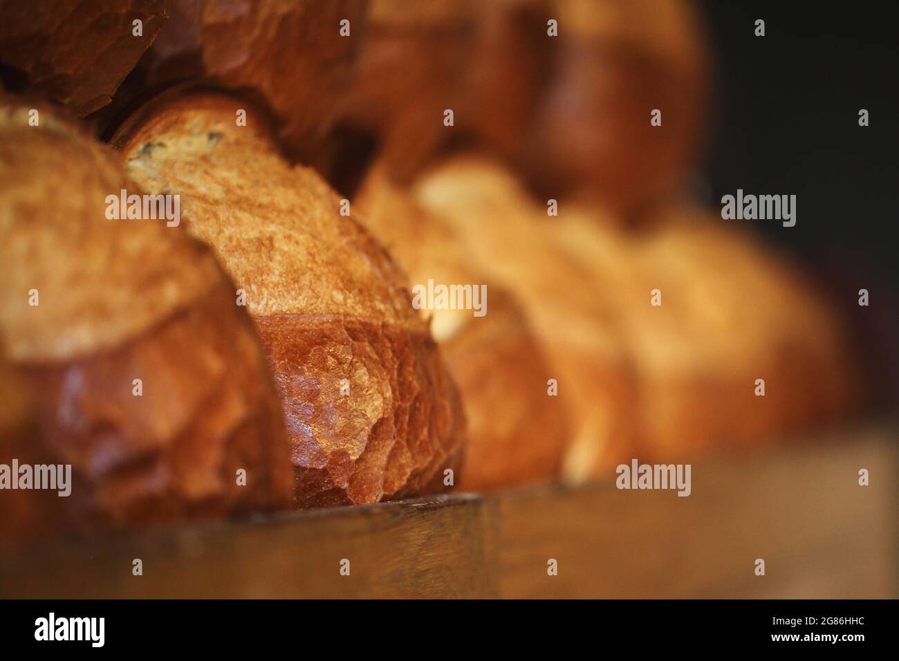 Sequentielles Trabzon-Brot im Regal, Backwaren, Konditorei und Bäckerei Stockfoto