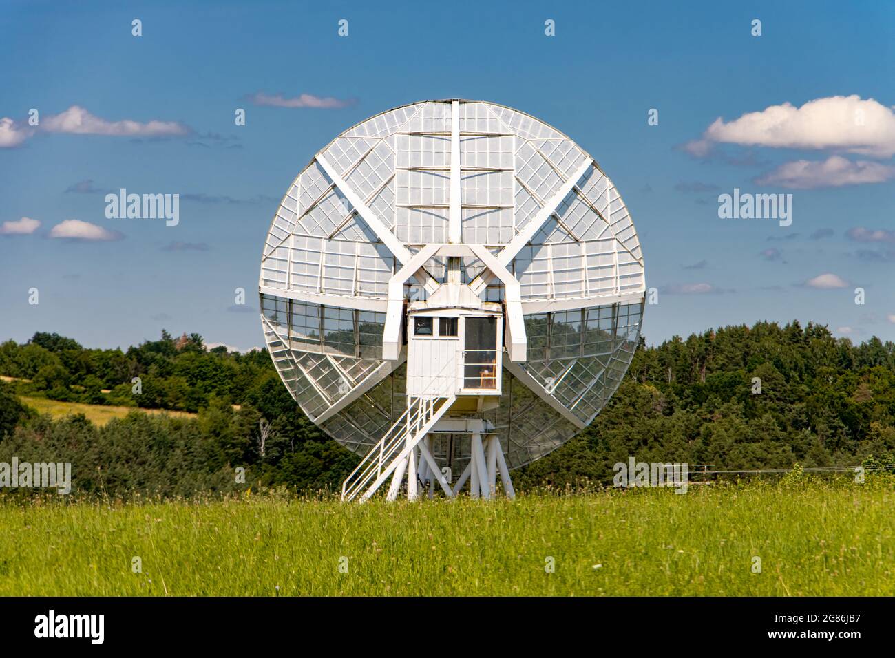 Ionosphärisches Observatorium mit einer riesigen Satellitenschüssel für den Empfang eines Satellitensignals. Stockfoto