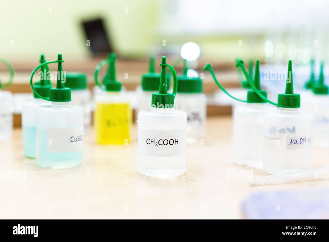 Kolben der chemischen Industrie mit flüssigen Laborröhrchen sind auf dem Tisch im Labor von flüssigen Tests Entwicklung von Tests Substanzen Gifte Stockfoto