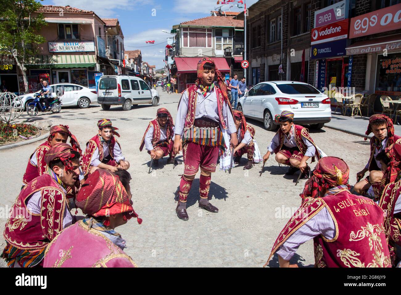 Manisa, Türkei - 04-24-2016:Tanzgruppe (efe) zeigt auf der Straße im Stadtteil Manisa Kula Stockfoto