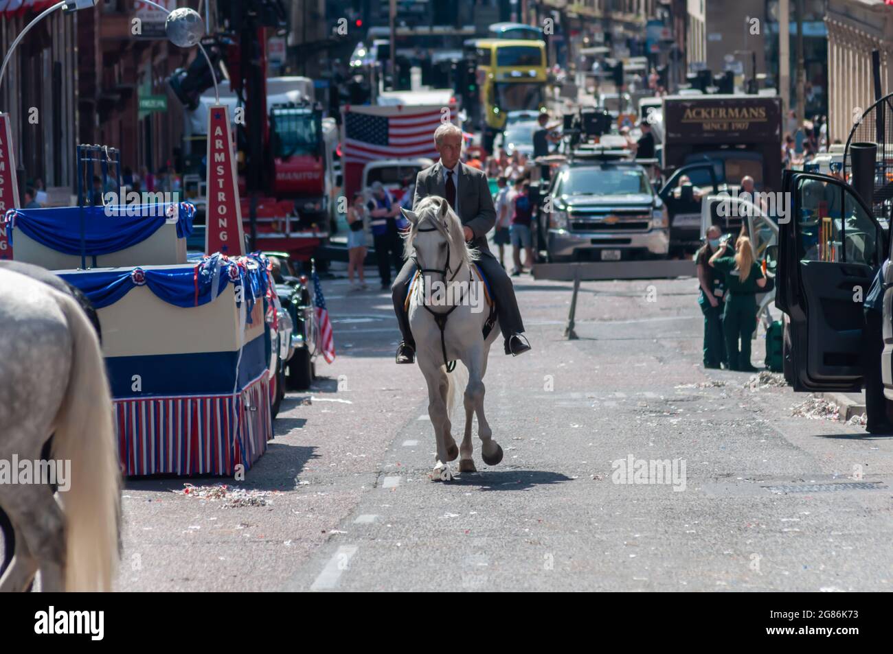 Glasgow, Schottland, Großbritannien. Juli 2021. Harrison Fords Stunt-Doppel zu Pferd während der Dreharbeiten von Indiana Jones und dem Dial of Destiny-Film im Stadtzentrum. Quelle: Skully/Alamy Live News Stockfoto