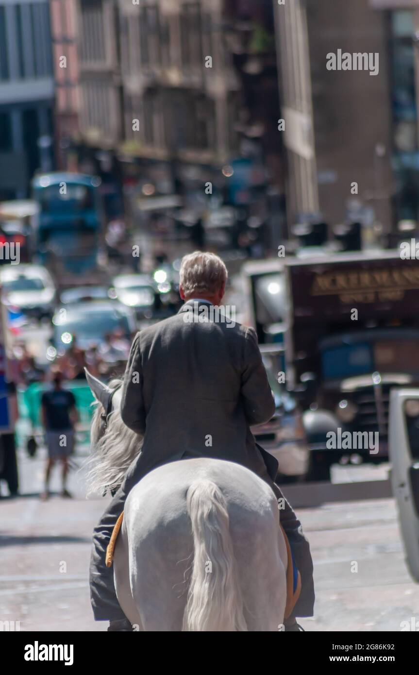 Glasgow, Schottland, Großbritannien. Juli 2021. Harrison Fords Stunt-Doppel zu Pferd während der Dreharbeiten von Indiana Jones und dem Dial of Destiny-Film im Stadtzentrum. Quelle: Skully/Alamy Live News Stockfoto