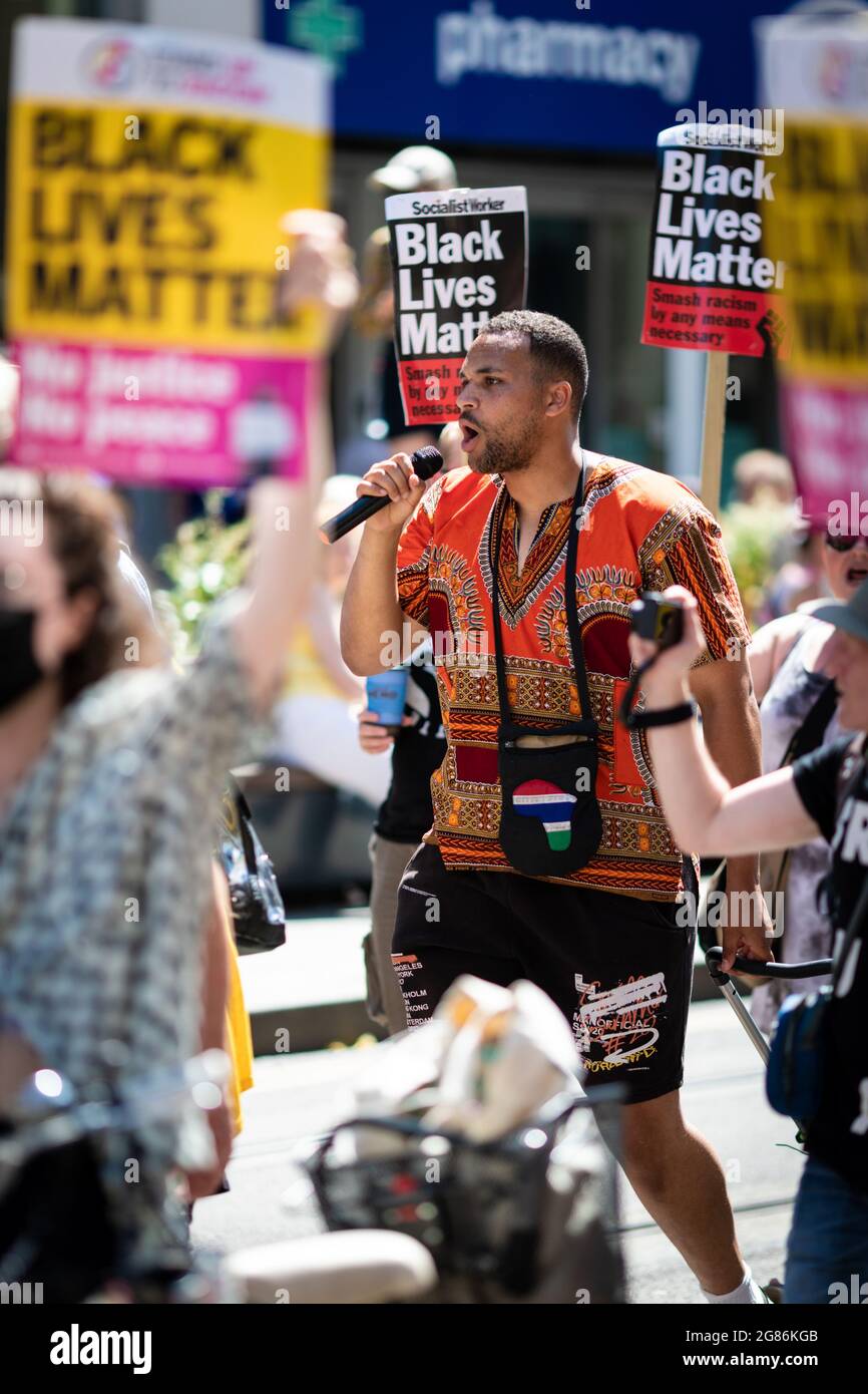 Manchester, Großbritannien. Juli 2021. Ein Protestler marschiert durch die Stadt, um sich solidarisch mit Saka, Rashford und Sancho zu zeigen.ÊHundreds von Menschen zeigen ihre Solidarität mit den Fußballspielern, die nach der Niederlage Englands gegen Italien im Finale der EM 2020 rassistisch ins Visier genommen wurden. Kredit: Andy Barton/Alamy Live Nachrichten Stockfoto