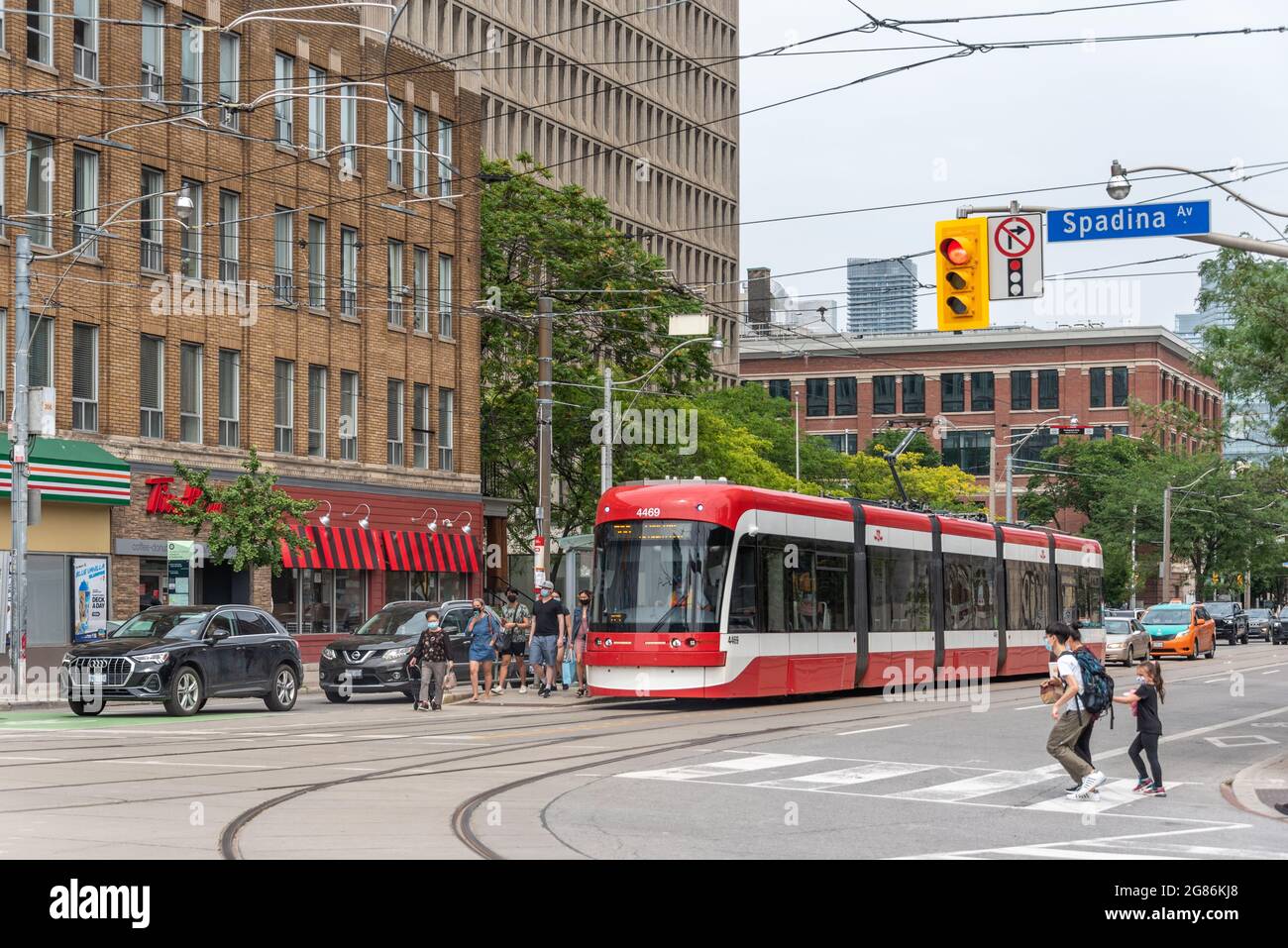 Bombardier Flexity Outlook Straßenbahn oder Straßenbahn im Stadtzentrum von Toronto, Kanada Stockfoto