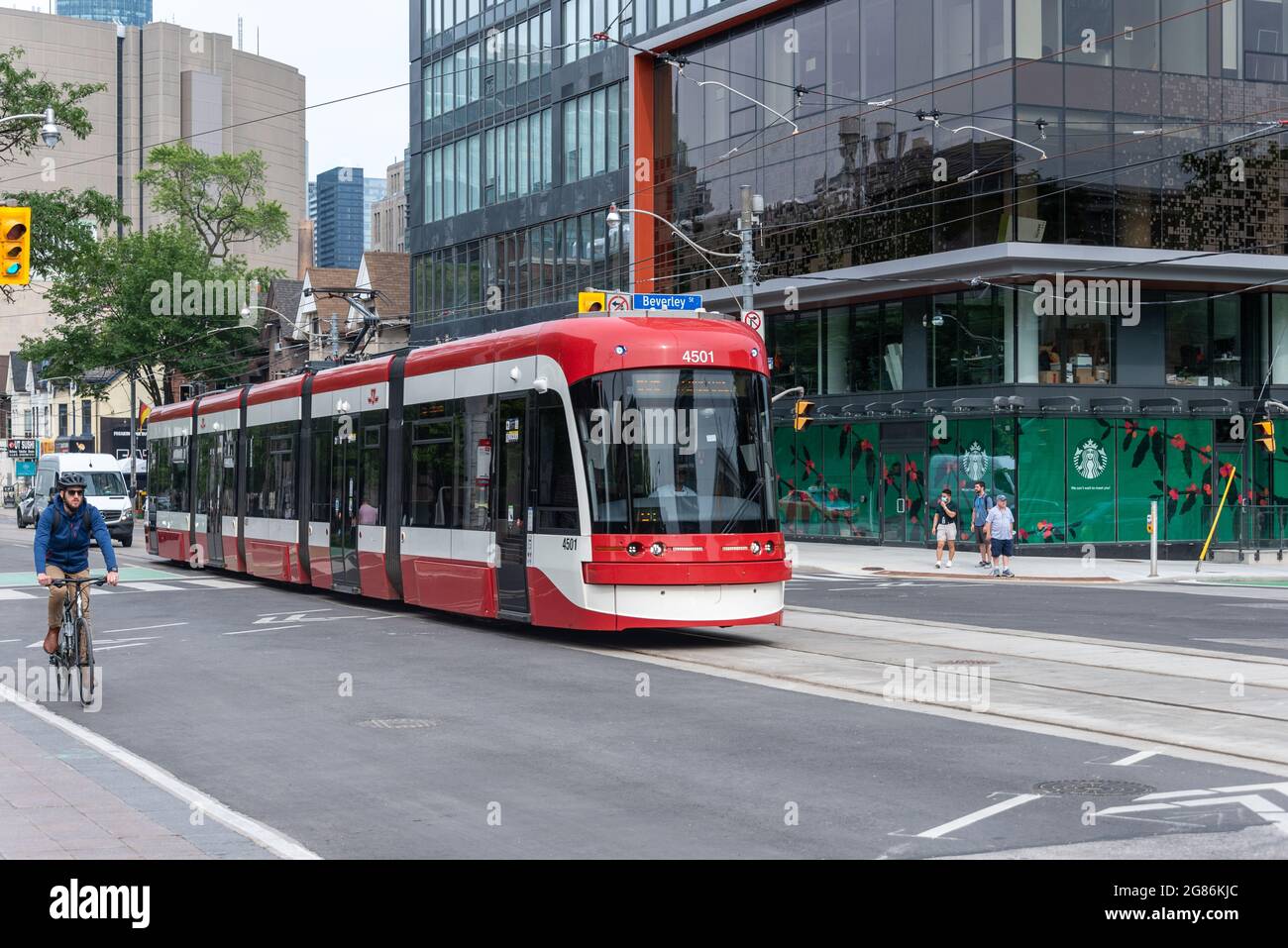 Bombardier Flexity Outlook Straßenbahn oder Straßenbahn im Stadtzentrum von Toronto, Kanada Stockfoto