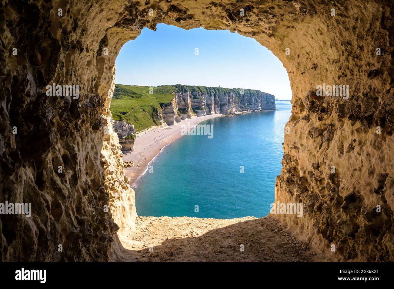 Die Fourquet-Klippe und der Strand von Tilleul von der Höhle „Grotte d'Amour“ (Höhle der Liebe) in Etretat, Normandie, aus gesehen. Stockfoto